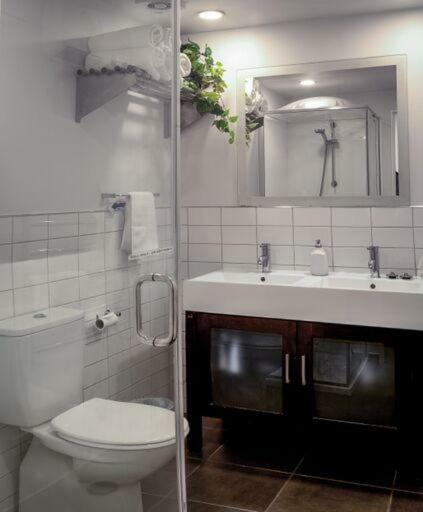 Central, Modern Loft Style Home - 2 Min Walk From Town Куийнстаун Екстериор снимка